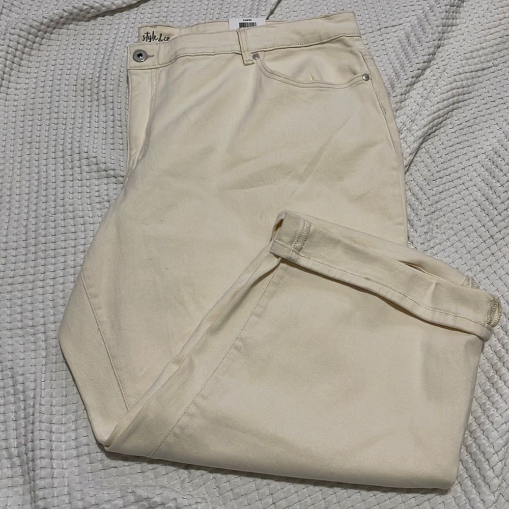 NWT- Style & Co - 26W. Curvy Capri